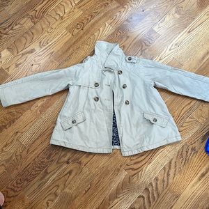 Gap cap trench khaki 5t small stains noted in pictures.